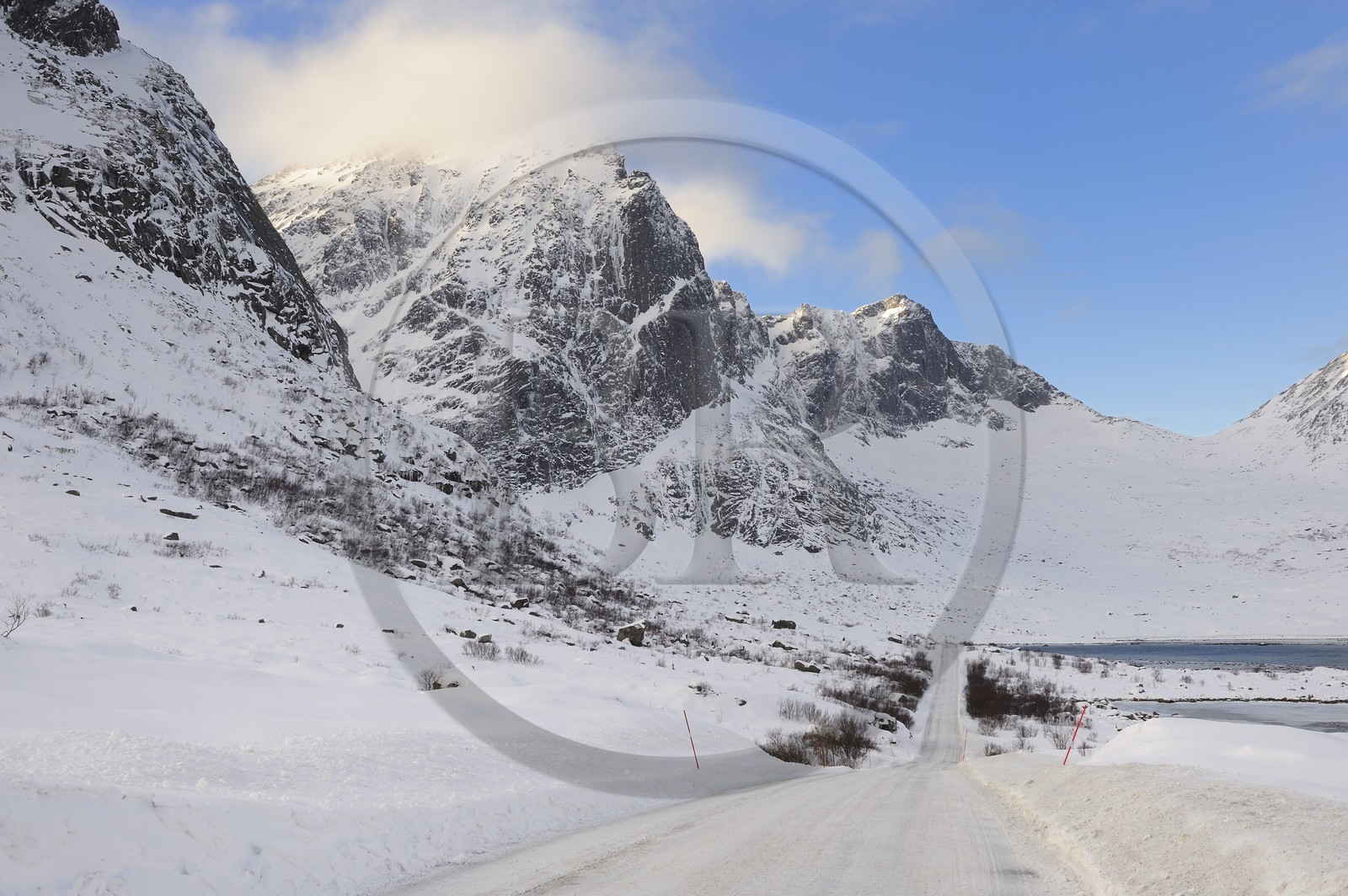 Norvège, Nordland, Iles Lofoten, paysage dans l'ile de Vestvagoy en hiver, la route E 10 qui traverse les iles