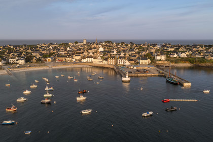 France, Finistère (29), Mer d'Iroise, archipel de Molène, Ile de Molène, le village et le port au petit matin (vue aérienne)