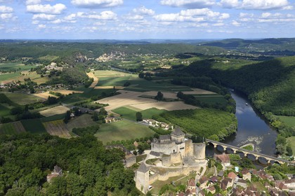 France, Dordogne (24), Périgord Noir, vallée de la Dordogne, Castelnaud-la-Chapelle labellisé Les Plus Beaux Villages de France, le château de Castelnaud-la-Chapelle sur un éperon rocheux au dessus de la rivière Dordogne (vue aérienne)