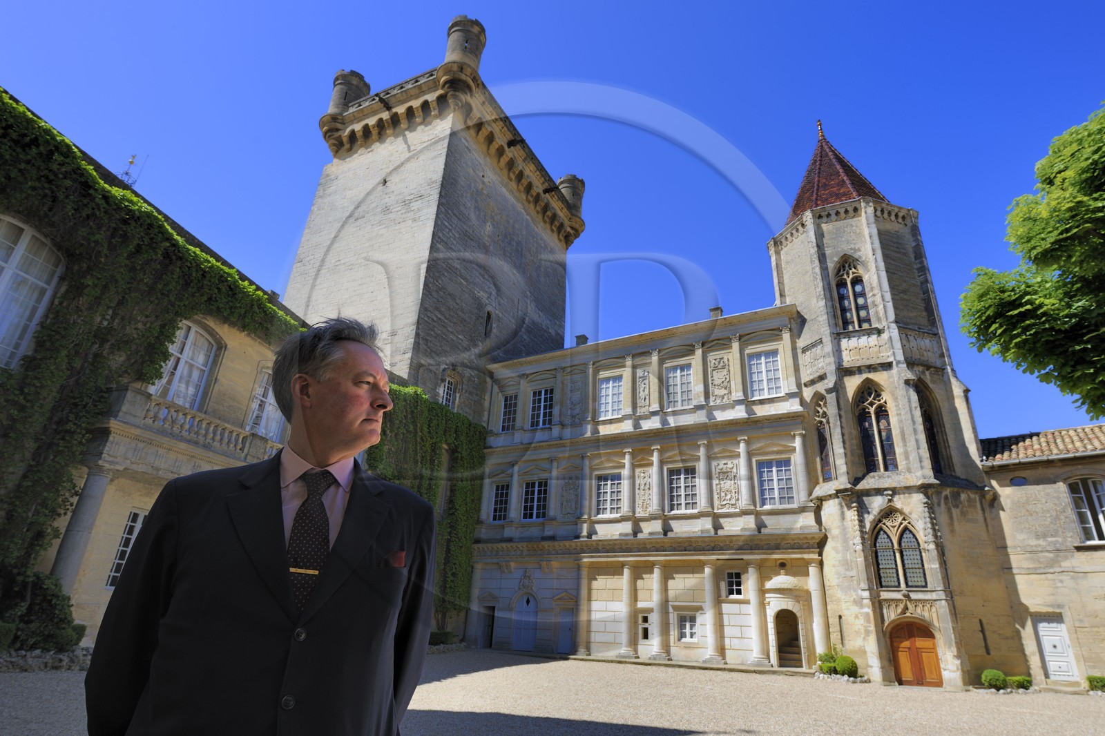 France, Gard (30), Uzès, classée ville d'art et d'histoire, château Ducal dit le Duché d'Uzès, classé monument historique, Monsieur le Duc d'Uzès dans la cour devant la Tour Bermonde
