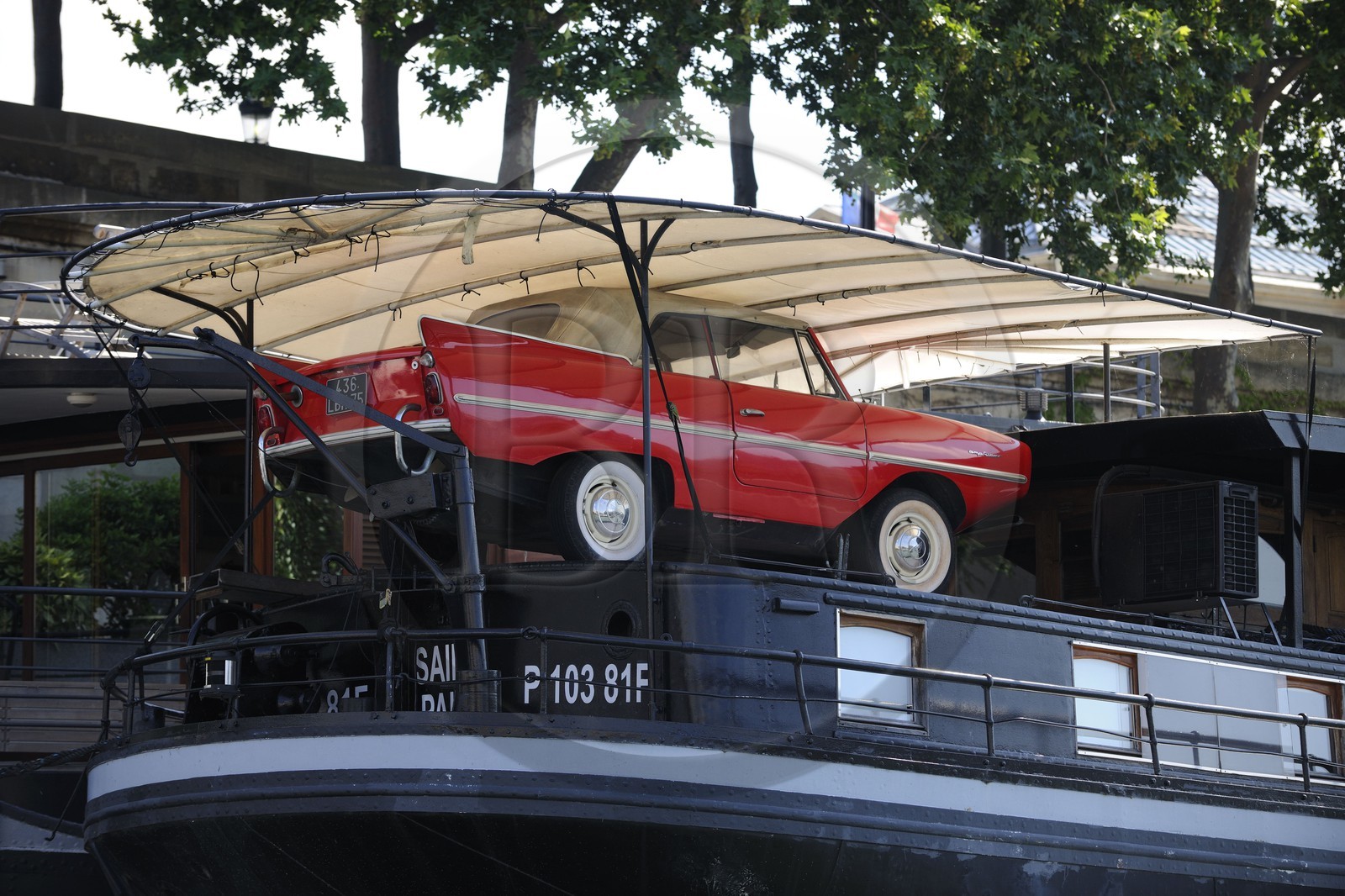 France, Paris (75), les rives de la Seine classées Patrimoine Mondiale de l'UNESCO, voiture amphibie de l'architecte naval Jacques Rougerie au port des Tuileries