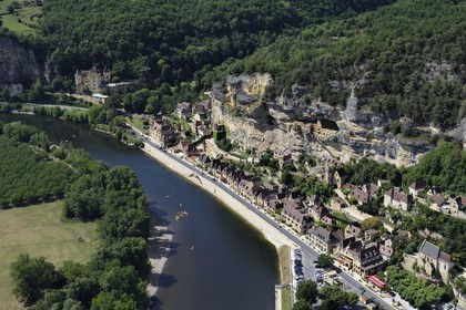 France, Dordogne (24), Périgord Noir, vallée de la Dordogne, La Roque-Gageac, labellisé Les Plus Beaux Villages de France, le village entre la falaise et la Dordogne (vue aérienne)