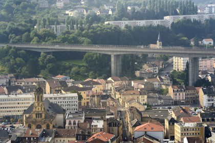 France, Moselle (57), Vallée de la Fensch, Hayange, le pont autoroutier qui traverse le centre ville
