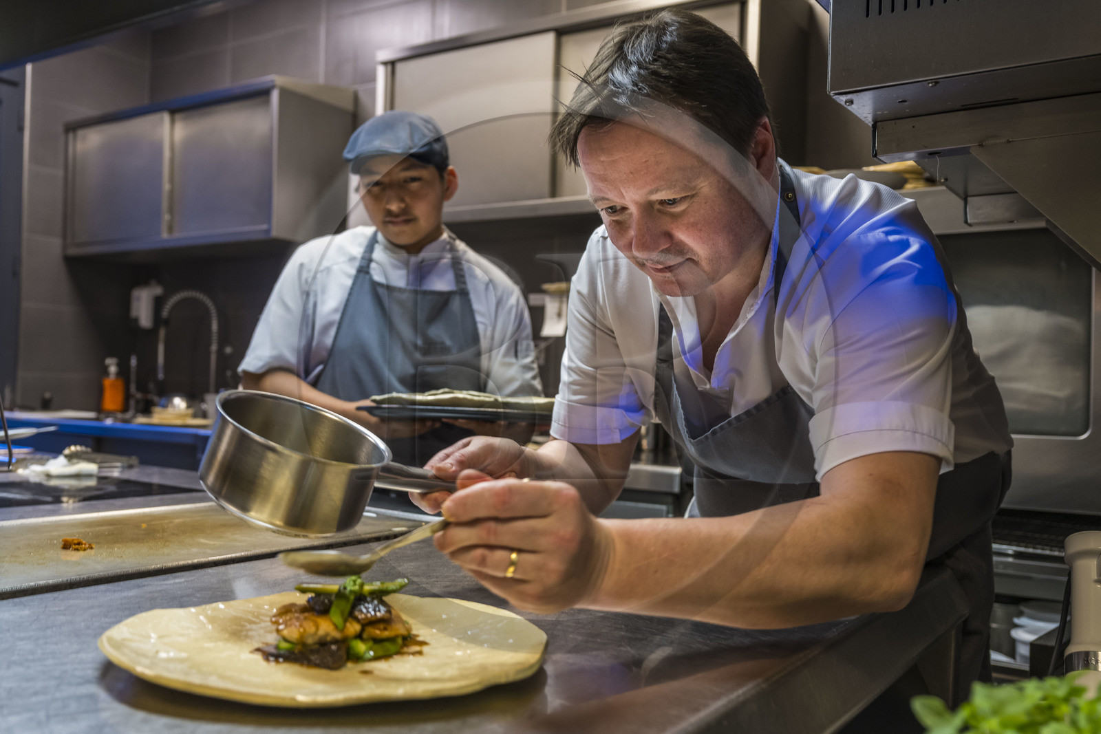 France, Vaucluse, Dentelles de Montmirail mountains, Caromb, restaurant Le 6 à table, chef Pascal Poulain in his kitchen