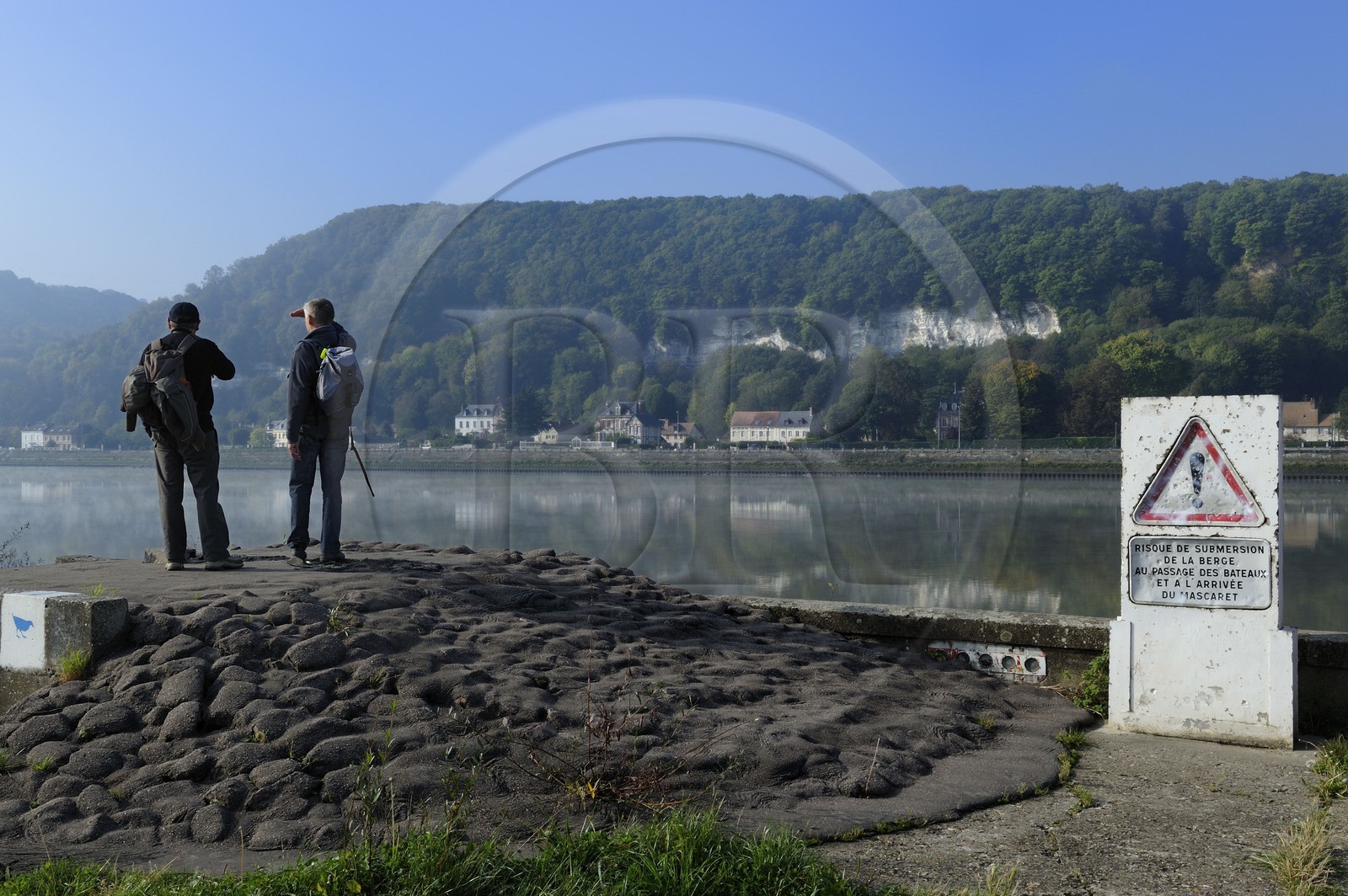 France, Seine-Maritime (76), le Bas Mauny situé dans l'Eure dans la brume en aval du village de La Bouille sur la rive gauche de la Seine