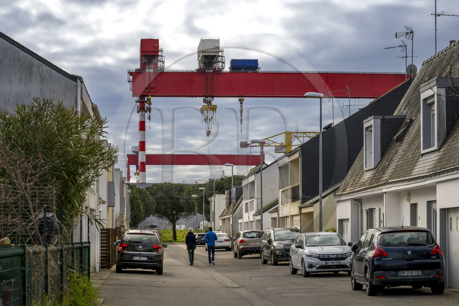 France, Loire-Atlantique (44), Saint-Nazaire, rue du quartier de Méan-Penhoët donnant sur les portiques des Chantiers de l'Atlantique