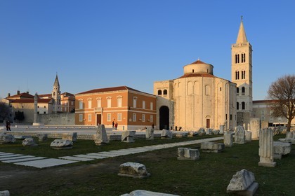 Croatie, Dalmatie, côte dalmate, Zadar, le forum romain, l'église Saint Donat et le campanile de la cathédrale
