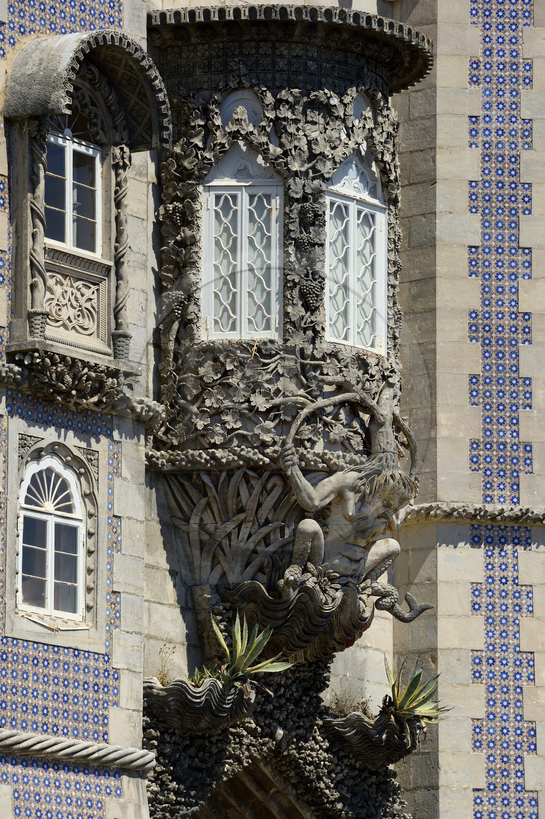 Portugal, région de Lisbonne, Sintra, le Palais national de Pena (Palacio Nacional da Pena) classé Patrimoine Mondial de l'UNESCO, l’arc de triton, décoré de détails néo-manuélins