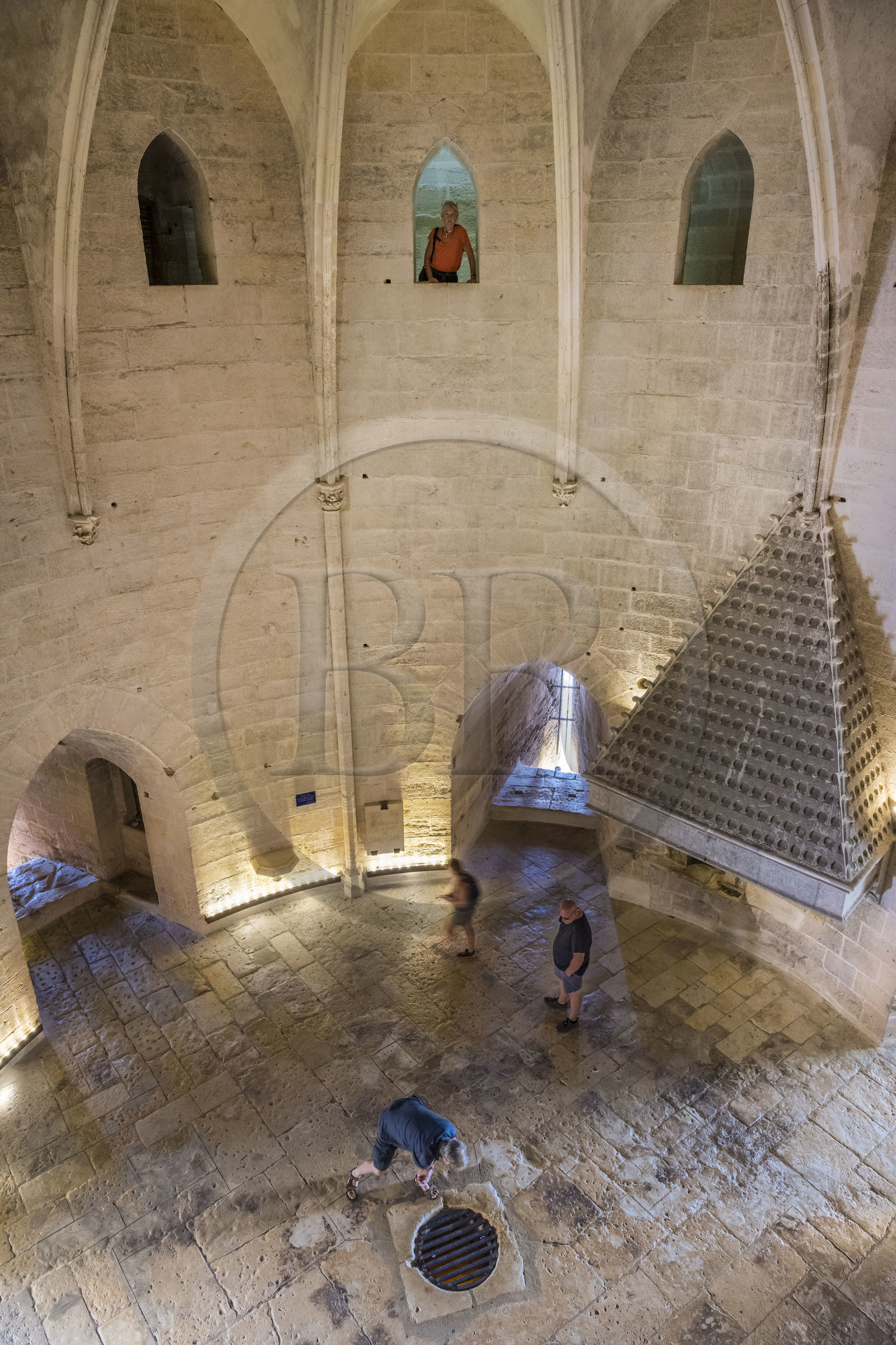 France, Gard (30), Aigues-Mortes, la Tour de Constance, la salle des gardes avec sa cheminée et l'ouverture circulaire au centre qui permet d'accéder aux sous-sols qui servaient de garde-manger, de réserve à munitions et aussi de cachots, les culs-de-basse-fosse