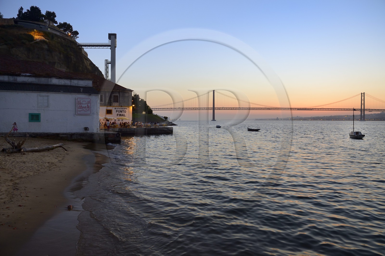 Portugal, région de Lisbonne, commune d'Almada au lieu dit Ponto Final sur la rive sud du Tage, le pont du 25 de Abril