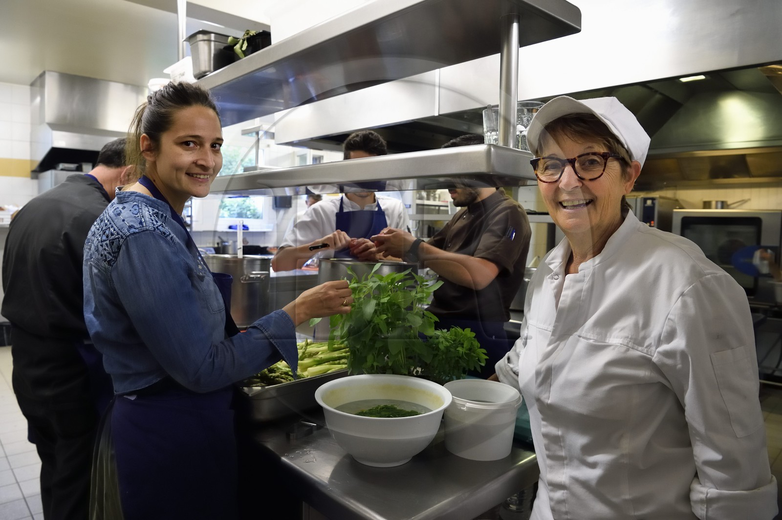 France, Vaucluse, Parc Naturel Regional du Luberon (Natural Regional Park of Luberon), Cadenet (Lourmarin), Auberge La Feniere 1 star Michelin, the chef Reine Sammut and her daughter Nadia