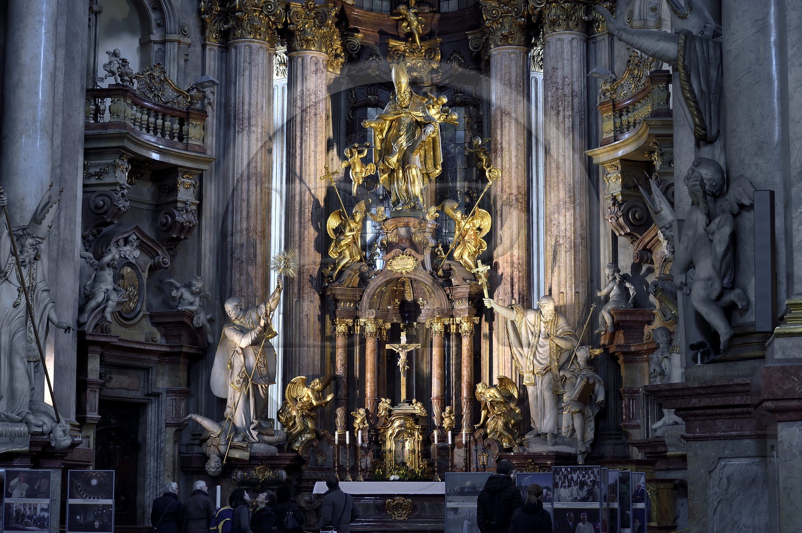 République Tchèque, Prague, centre historique classé Patrimoine Mondial de l'UNESCO, quartier de Mala Strana, l'église baroque Saint Nicolas (Sv. Mikulase)