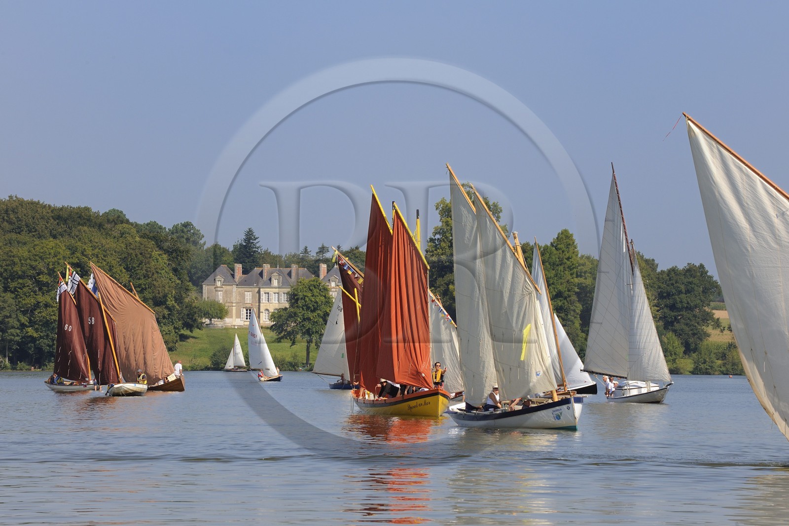 France, Loire-Atlantique (44), Nantes, Sucé-sur-Erdre, la rivière Erdre au niveau du château de Nay, rencontres de Yachting & Canotage de vieux gréments lors des RDV de l'Erdre