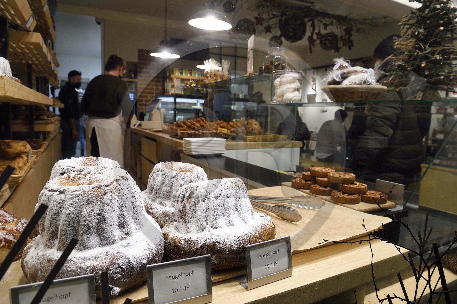 France, Haut Rhin, Strasbourg, Kaysersberg, l'Enfariné bakery, the kougelhopf is an Alsatian specialty