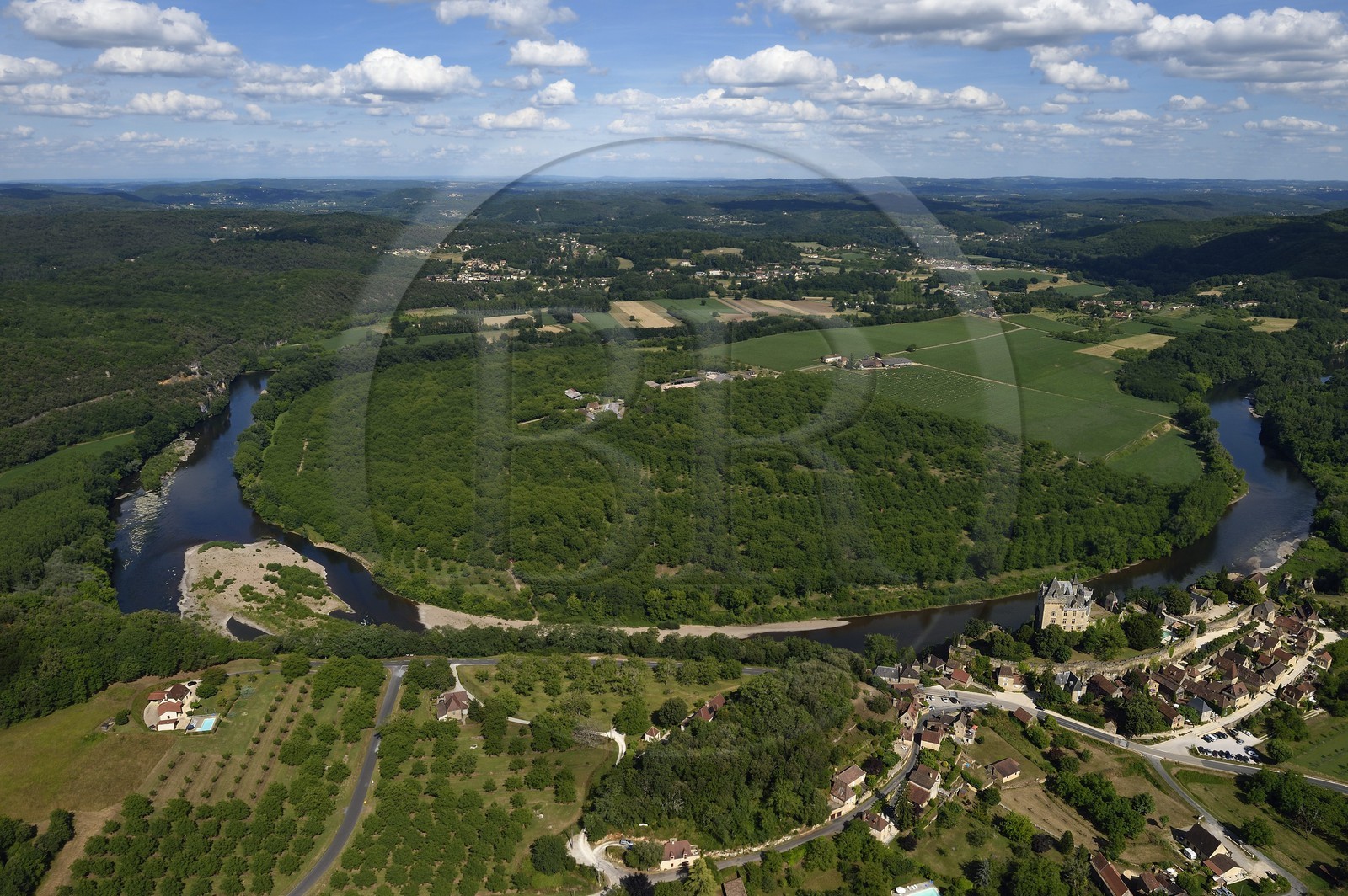 France, Dordogne (24), Périgord Noir, vallée de la Dordogne, Vitrac, chateau de Montfort et le Cingle de Montfort (vue aérienne)