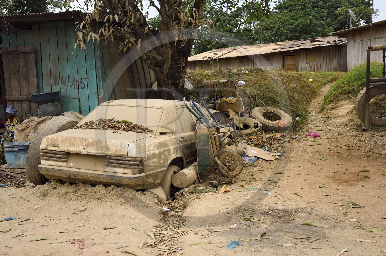 Gabon, Province de l'Estuaire, carcasse de voiture sur la Route National 1