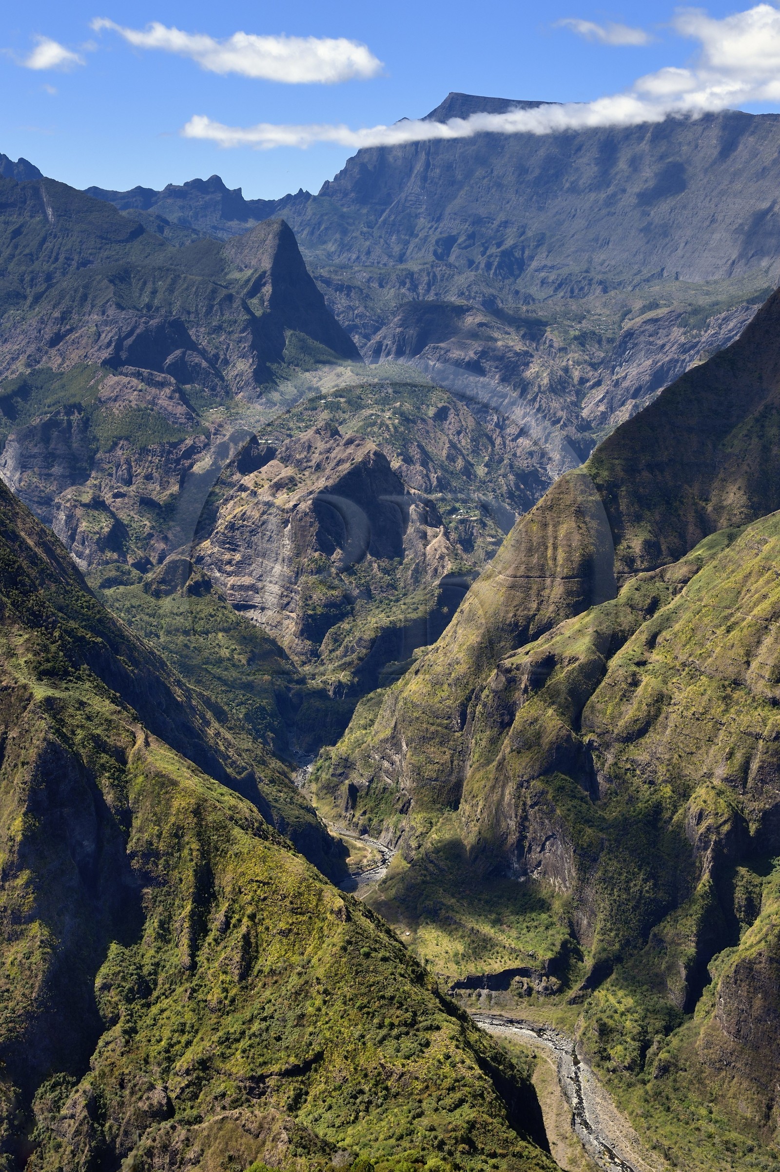 France, Ile de la Reunion, Parc National de la Réunion classé Patrimoine Mondial de l'UNESCO, La Possession, vers le village de Dos d'Ane, randonnée de la Roche Bouteille par le sentier Cap Noir, la vallée de Bras Sainte-Suzanne qui précède la la Rivière des Galets dans le Cirque de Mafate