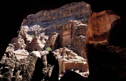 Jordanie, Petra, tombes qui font face au théâtre vues depuis l'intérieur d'une tombe
