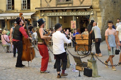 France, Dordogne (24), Périgord Noir, vallée de la Dordogne, Sarlat-la-Canéda, spectacle de rue par les musiciens de la compagnie ça peut plaire à ta mère
