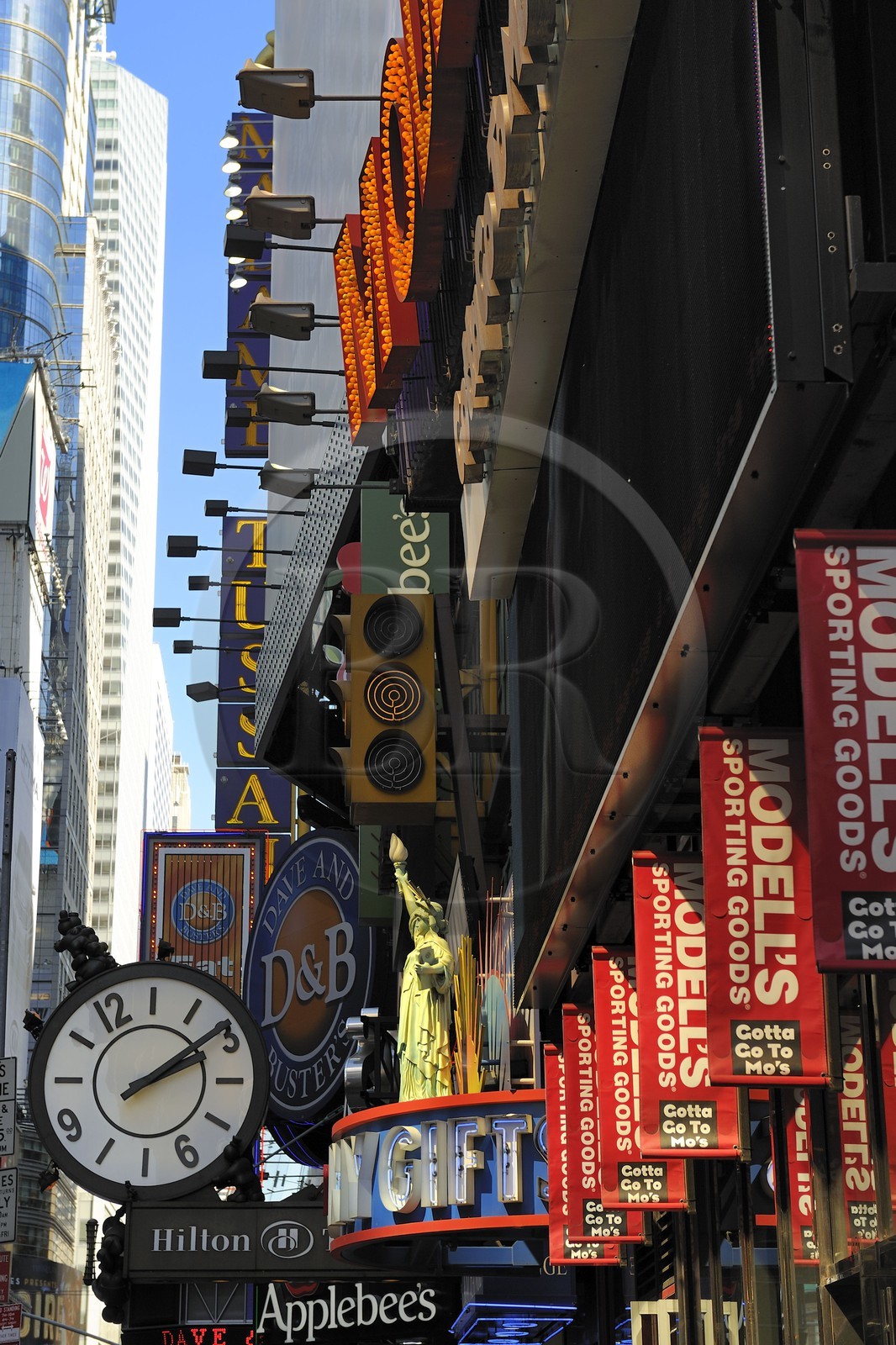 Etats-Unis, New York, Manhattan, Midtown, Times Square, enseignes publicitaires en façade sur la 42nd Street