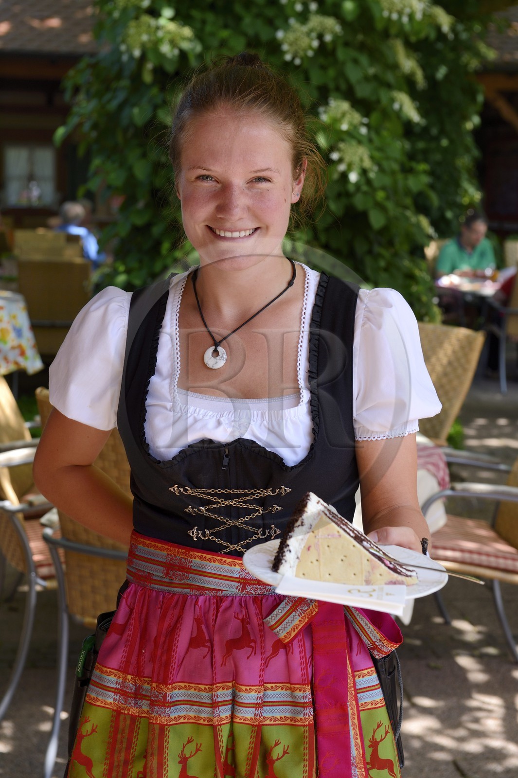 Allemagne, Bade-Wurtemberg, Durbach, Hotel Restaurant Rebstock, serveuse en costume traditionnel, gâteau Forêt Noire (Schwarzwälder Kirschtorte)