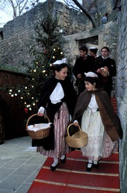 France, Bouches-du-Rhône (13), Les Baux-de-Provence, labellisé Les Plus Beaux Villages de France, fêtes de Noël, l' aubade en costume traditionnel