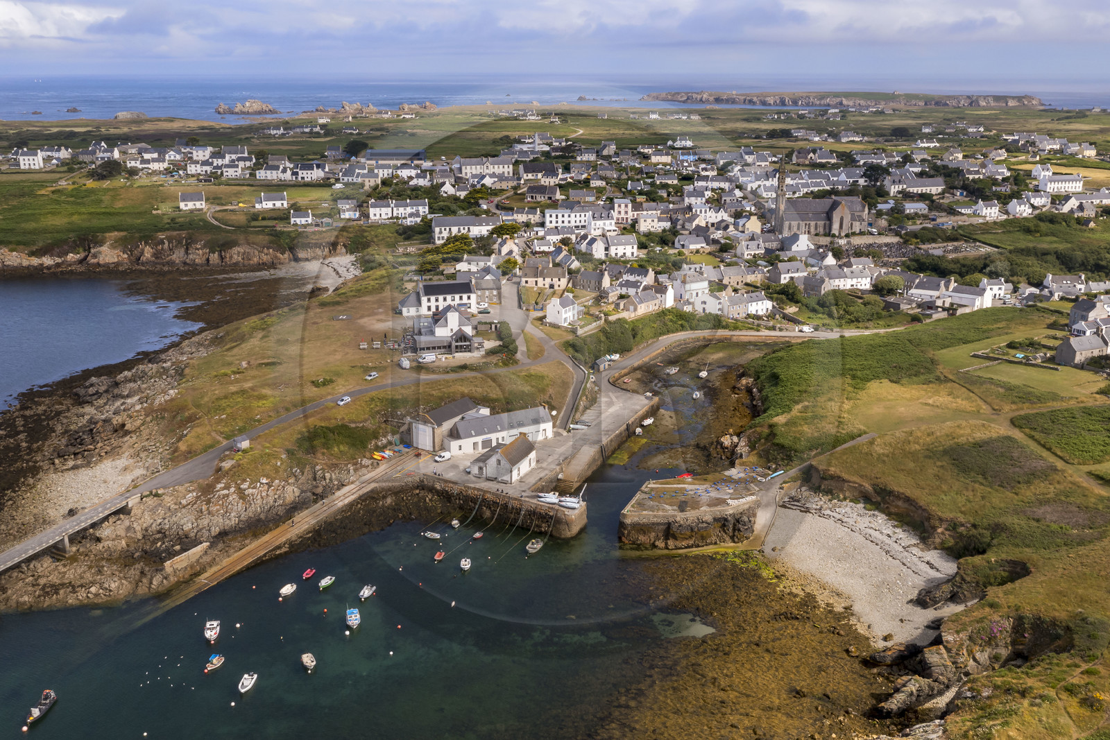 France, Finistère (29), Mer d'Iroise, Ile d'Ouessant, le petit port de Lampaul et le bourg en arrière plan (vue aérienne)