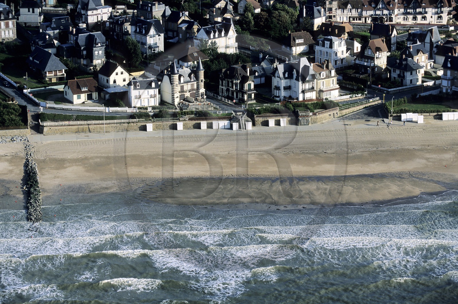 France, Calvados (14), la côte fleurie vers Villers-sur-Mer, (vue aérienne)
