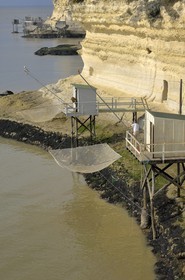 France, Charente-Maritime (17), Meschers-sur-Gironde, carrelets des grottes du Regulus