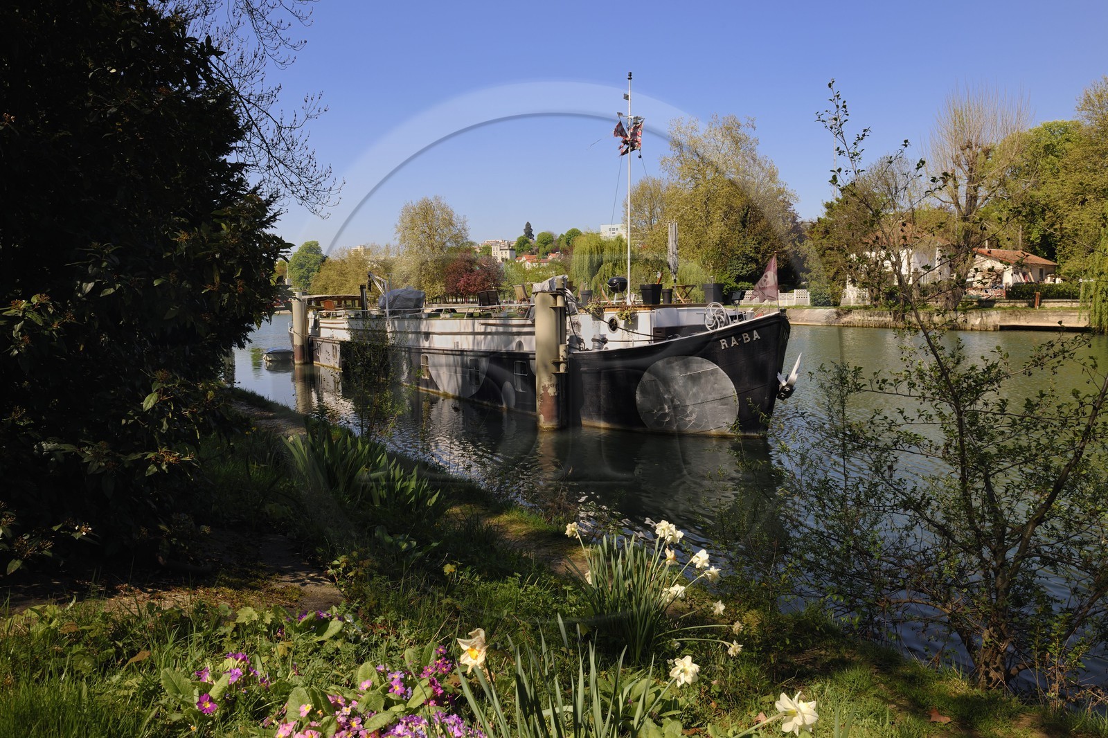 France, Val-de-Marne (94), les bords de Marne, Champigny-sur-Marne, péniche maison amarrée à l'année