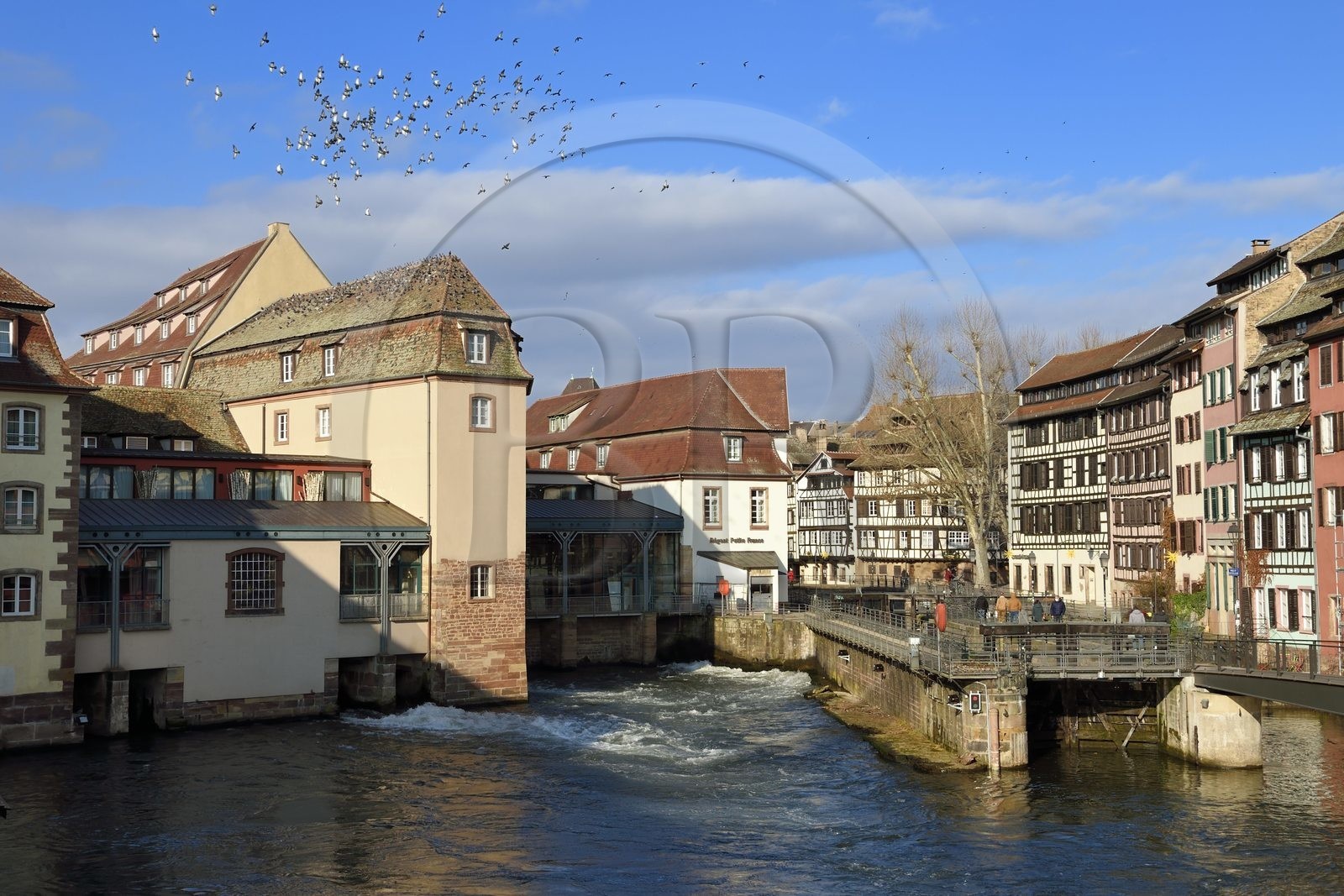 France, Bas-Rhin (67), Strasbourg, vieille ville classée au Patrimoine Mondial de l'UNESCO, quartier de la Petite France, l'écluse sur l'Ill vers le quai des Moulins et la passerelle des anciennes glacières