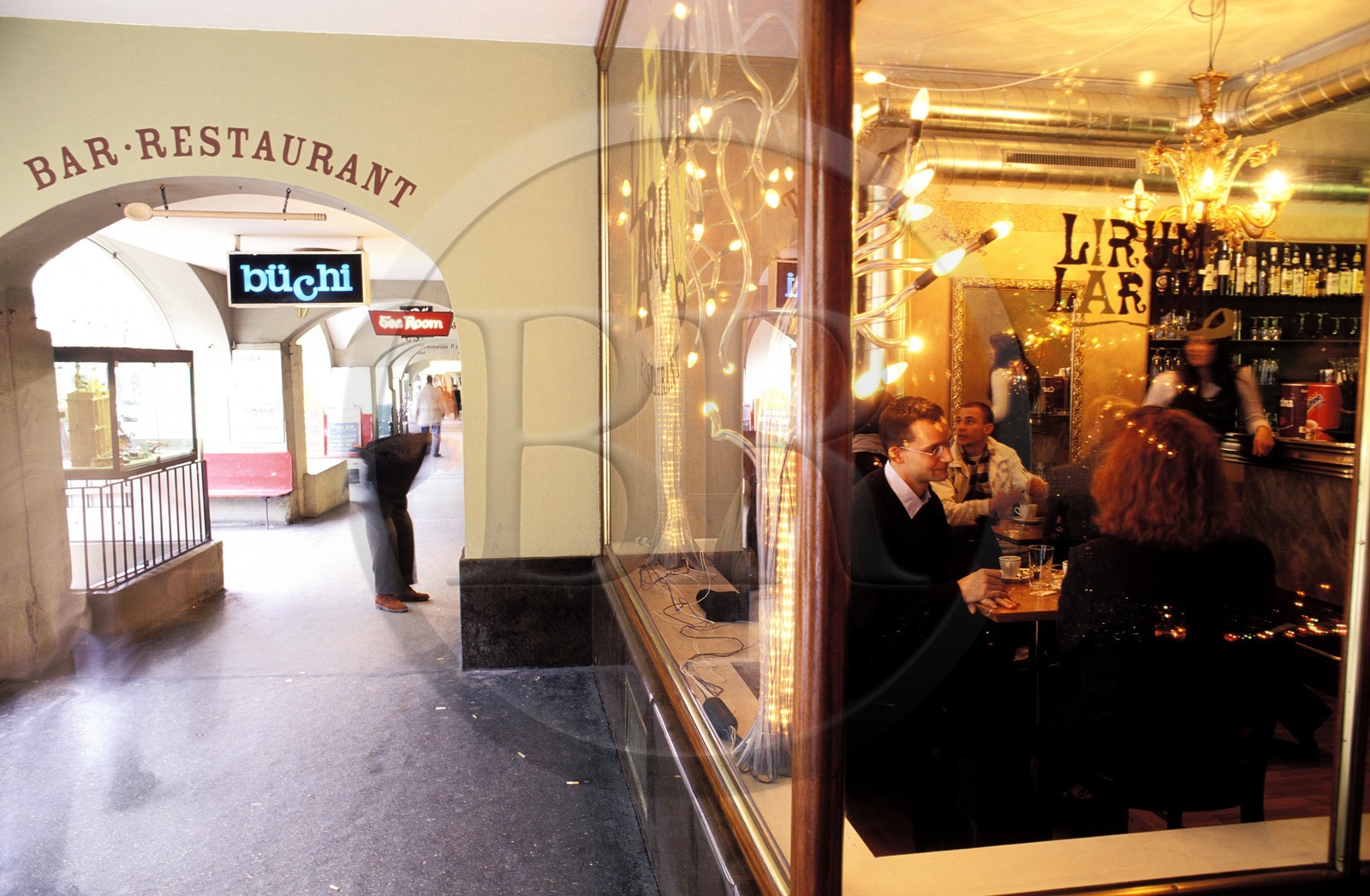 Suisse, Berne, sous les arcades de la vieille ville