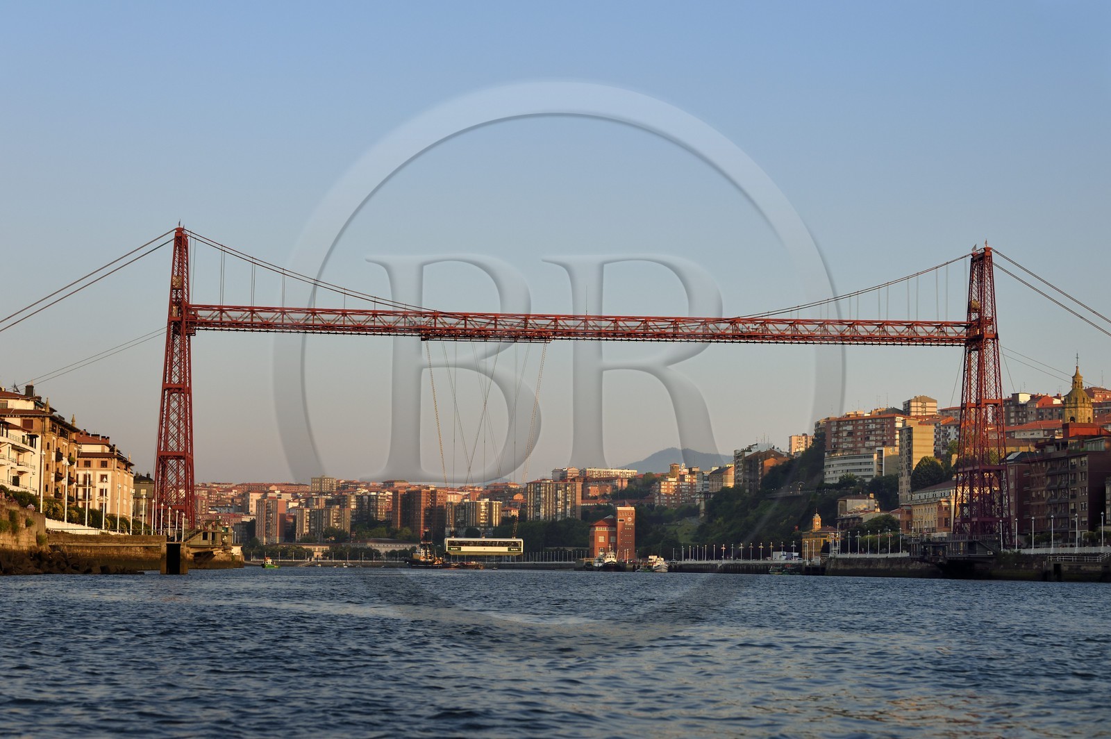 Espagne, Pays basque espagnol, Biscaye, Bilbao, pont de Biscaye (Puente de Vizcaya ou Puente Colgante) sur le fleuve Nervion, reliant les deux villes de Portugalete et Getxo, toujours en service, ce pont transbordeur construit de 1888 à 1893 est le premier construit et aussi le plus grand du monde, classé Patrimoine Mondial de l'UNESCO