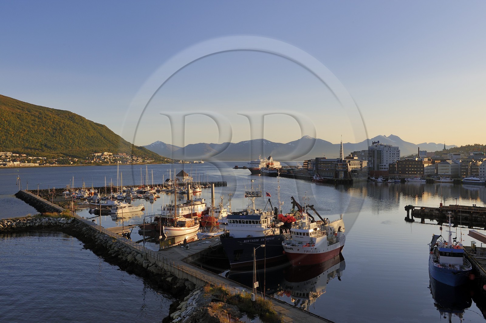 Norvège, Troms, port de Tromso dans le fjord Tromsesundet