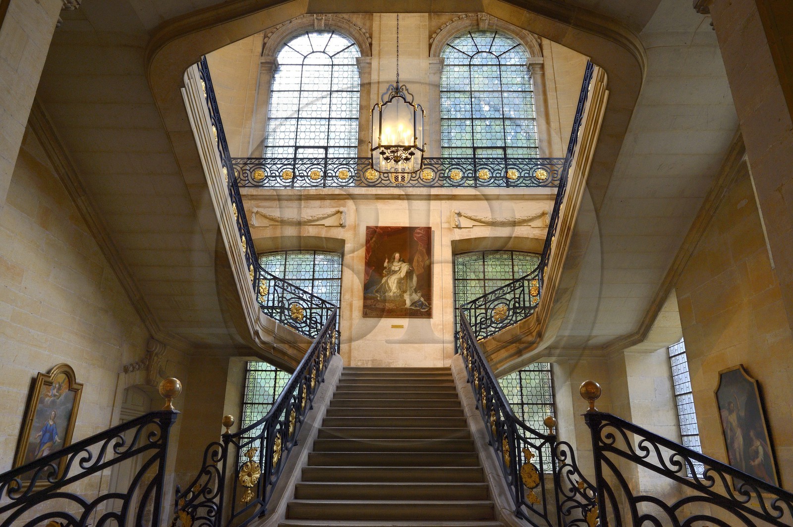 France, Marne (51), Reims, musée Saint-Remi dans l'ancienne abbaye royale Saint-Remi, le grand escalier d'honneur avec le tableau officiel du couronnement de Louis XV