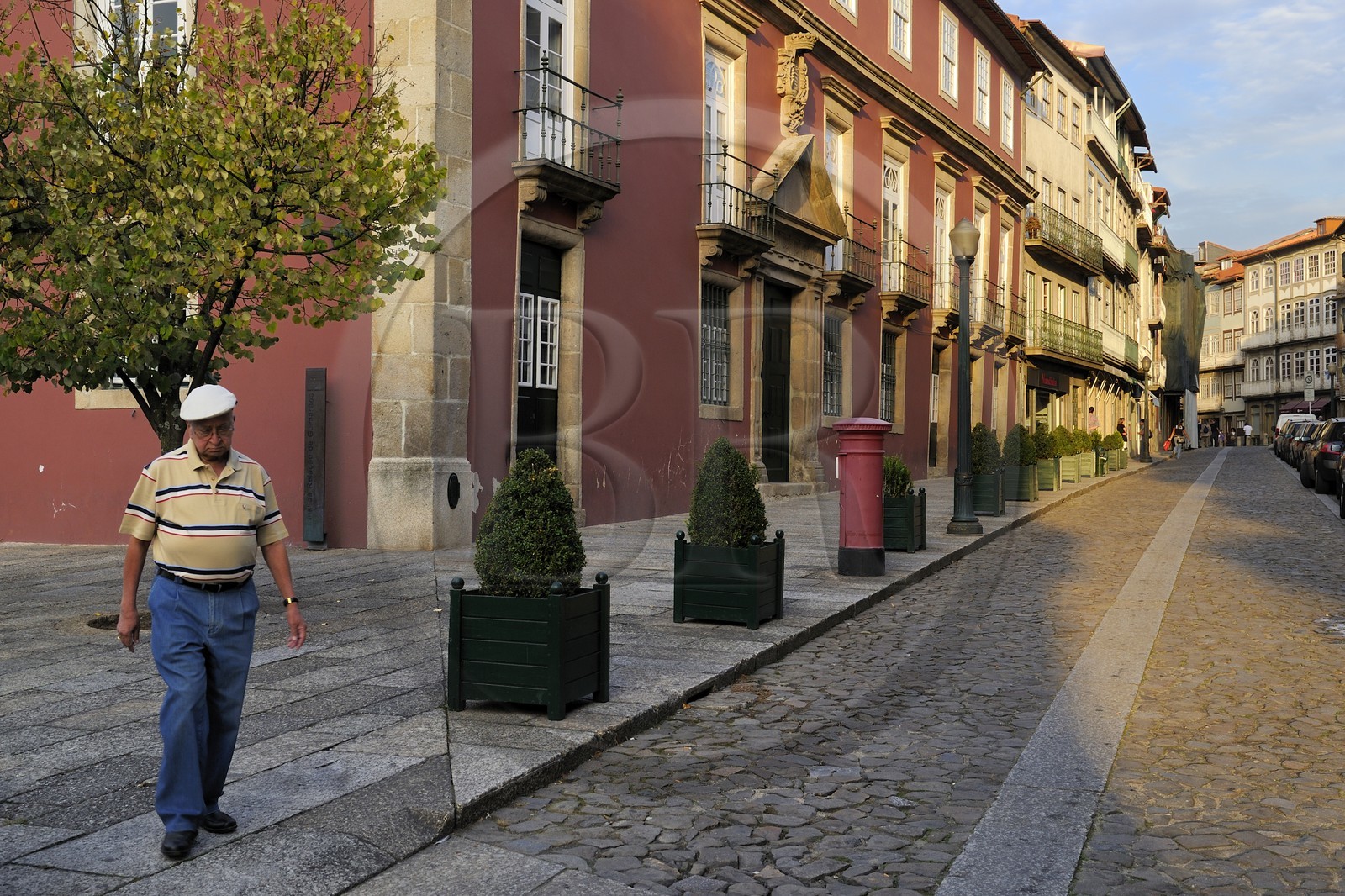 Portugal, région du Minho, Guimaraes, ville classée Patrimoine Mondial de l' UNESCO, rue de Rainha Dona Maria