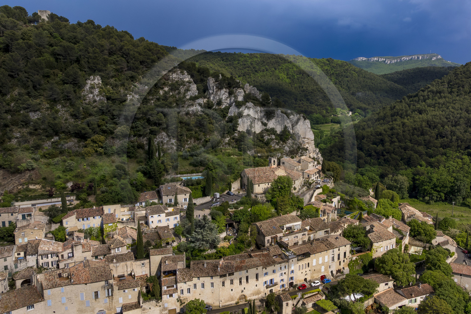 France, Vaucluse (84), Dentelles de Montmirail, le village médiéval de Séguret, labellisé Les Plus Beaux Villages de France, un jour d'orage et la crête de Saint-Amand vue du Sud en arrière plan (vue aérienne)