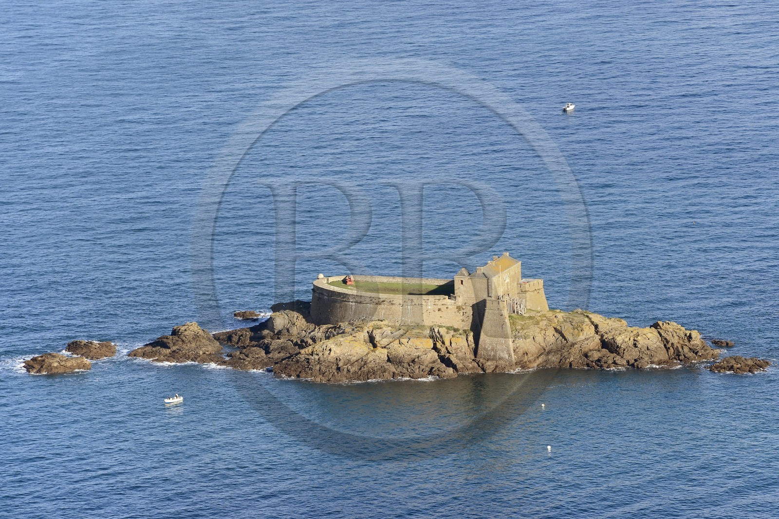 France, Ille-et-Vilaine (35), côte d'émeraude, Saint-Malo, Fort du Petit Bé, construit par Vauban au XVIIe siècle au coeur de la baie de Saint-Malo (vue aérienne)