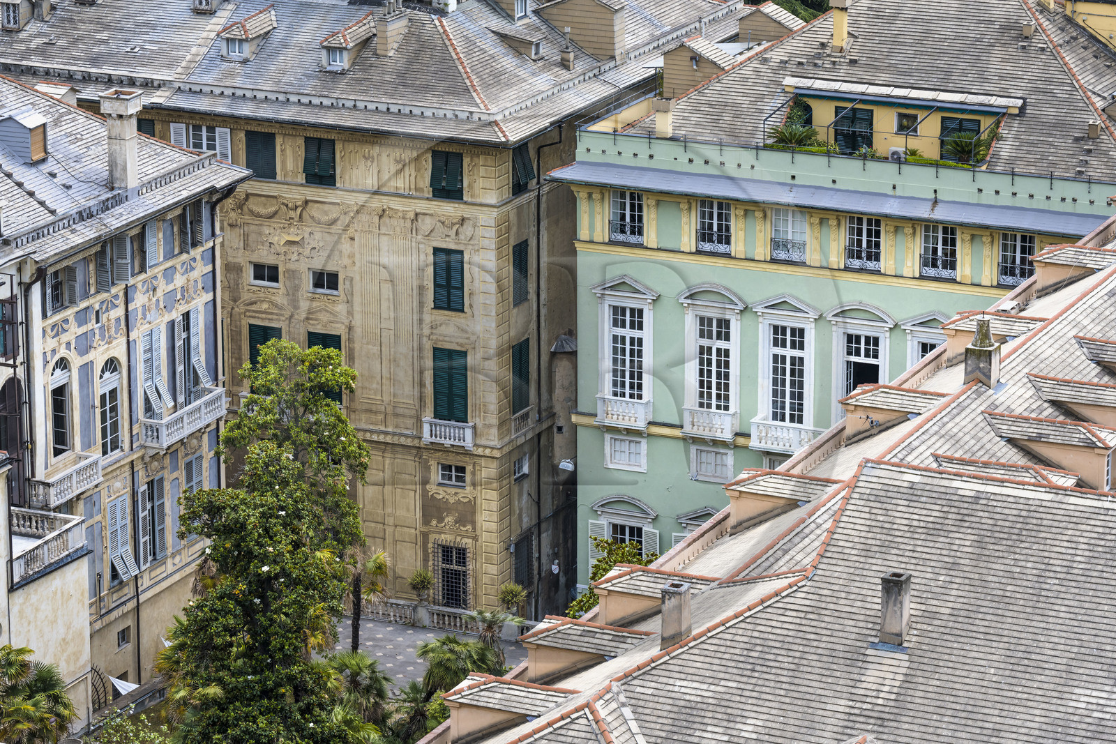 Italie, Ligurie, Gênes, le Palazzo di Lazzaro e Giacomo Spinola à gauche et le Palazzo di Baldassarre Lomellini à droite, palais des Rolli classés Patrimoine Mondial de l'UNESCO dans la Strada Nuova aujourd’hui via Garibaldi