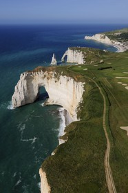France, Seine-Maritime (76), Pays de Caux, Côte d'Albâtre, Etretat, les falaises d'Aval, l'Aiguille Creuse et le golf (vue aérienne)