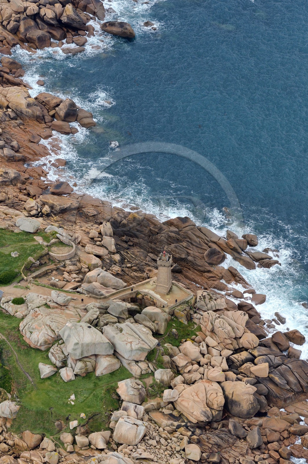France, Côtes-d'Armor (22), Côte de Granit Rose, Perros-Guirec, Ploumanac'h, la pointe de Squewel et le phare de Mean Ruz (vue aérienne)