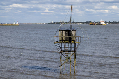 France, Loire-Atlantique (44), Estuaire de la Loire, Saint-Nazaire, cabanes de pêche traditionnelle au carrelet qui longent le boulevard Albert 1er