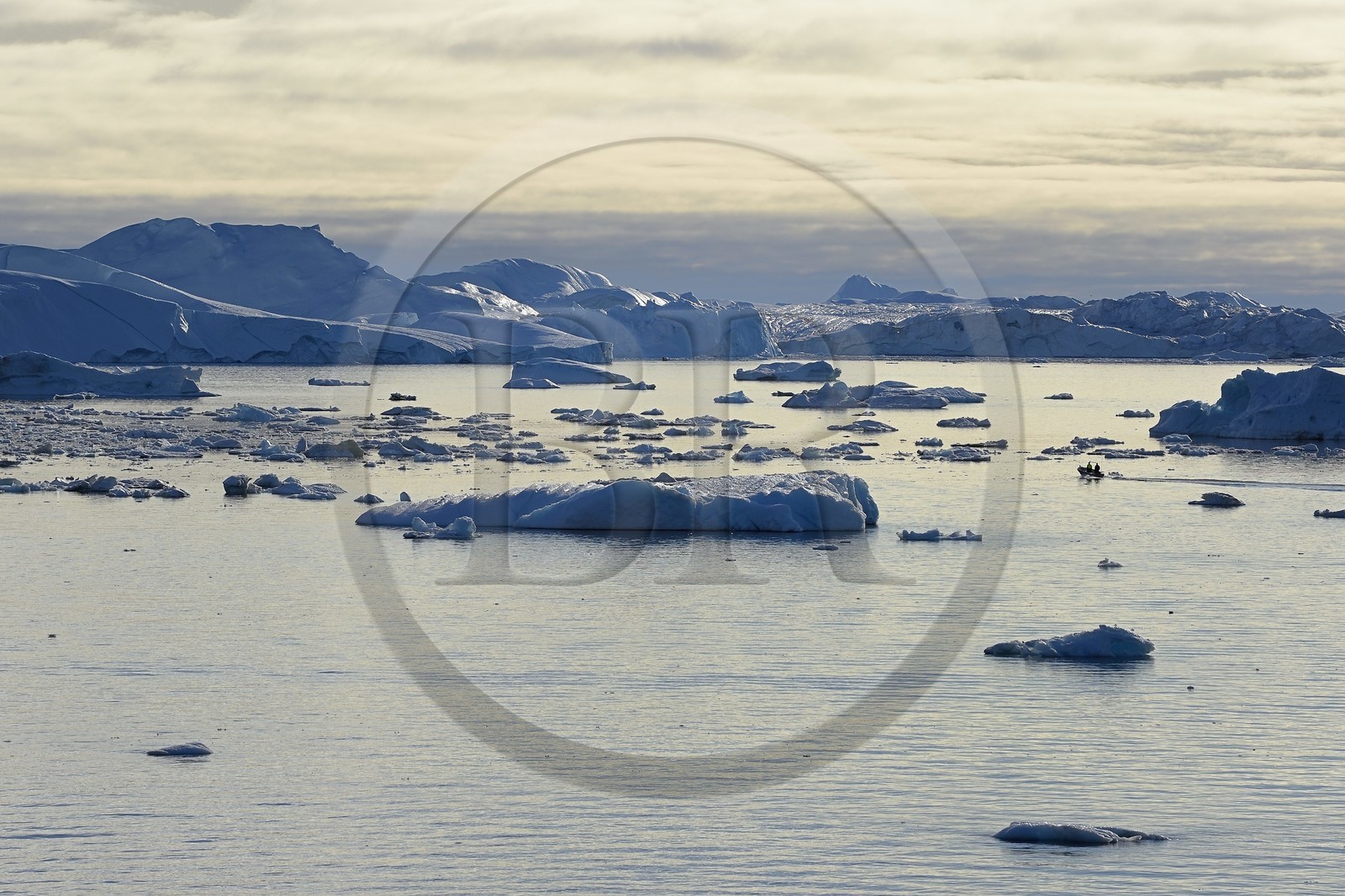 Groenland, cote ouest, baie de Disko, Ilulissat, hors-bord traversant le site du fjord glacé classé Patrimoine Mondial de l'UNESCO