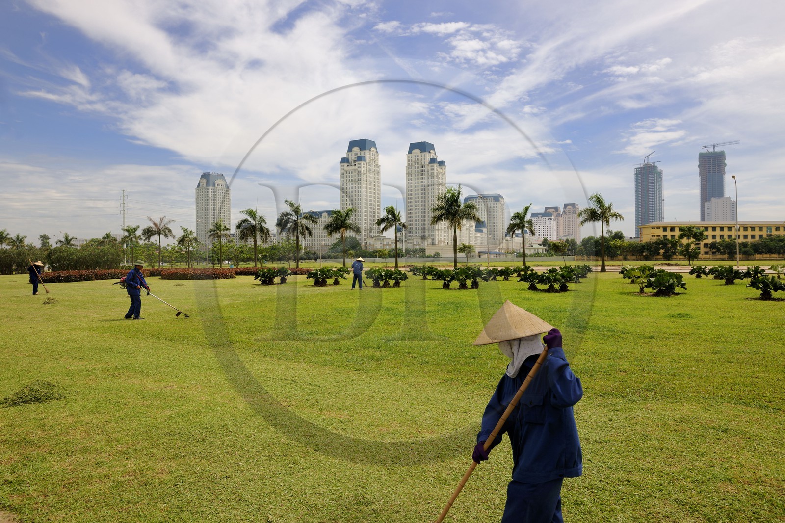 Vietnam, Hanoï, quartier de Cau Giay, nouveaux immeubles de luxe notamment The Manor au centre et le Keangnam Hanoi Landmark Tower à droite