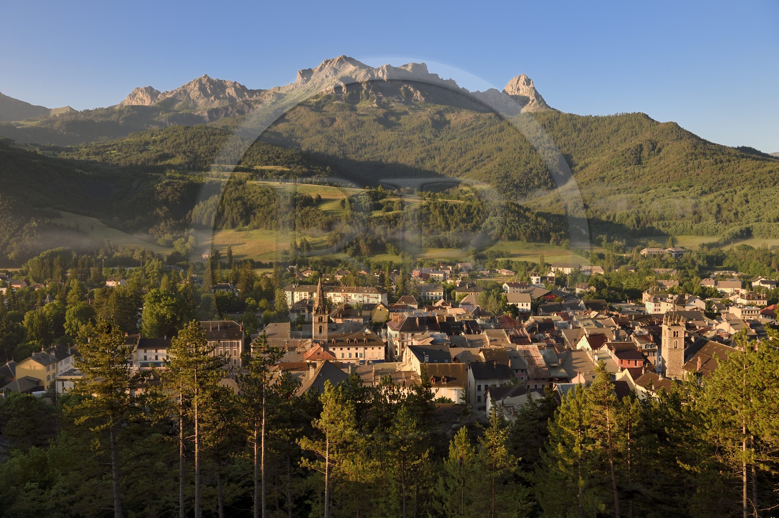 France, Alpes-de-Haute-Provence (04), vallée de l'Ubaye, Barcelonnette dominé par la montagne Chapeau de Gendarme (2682m)
