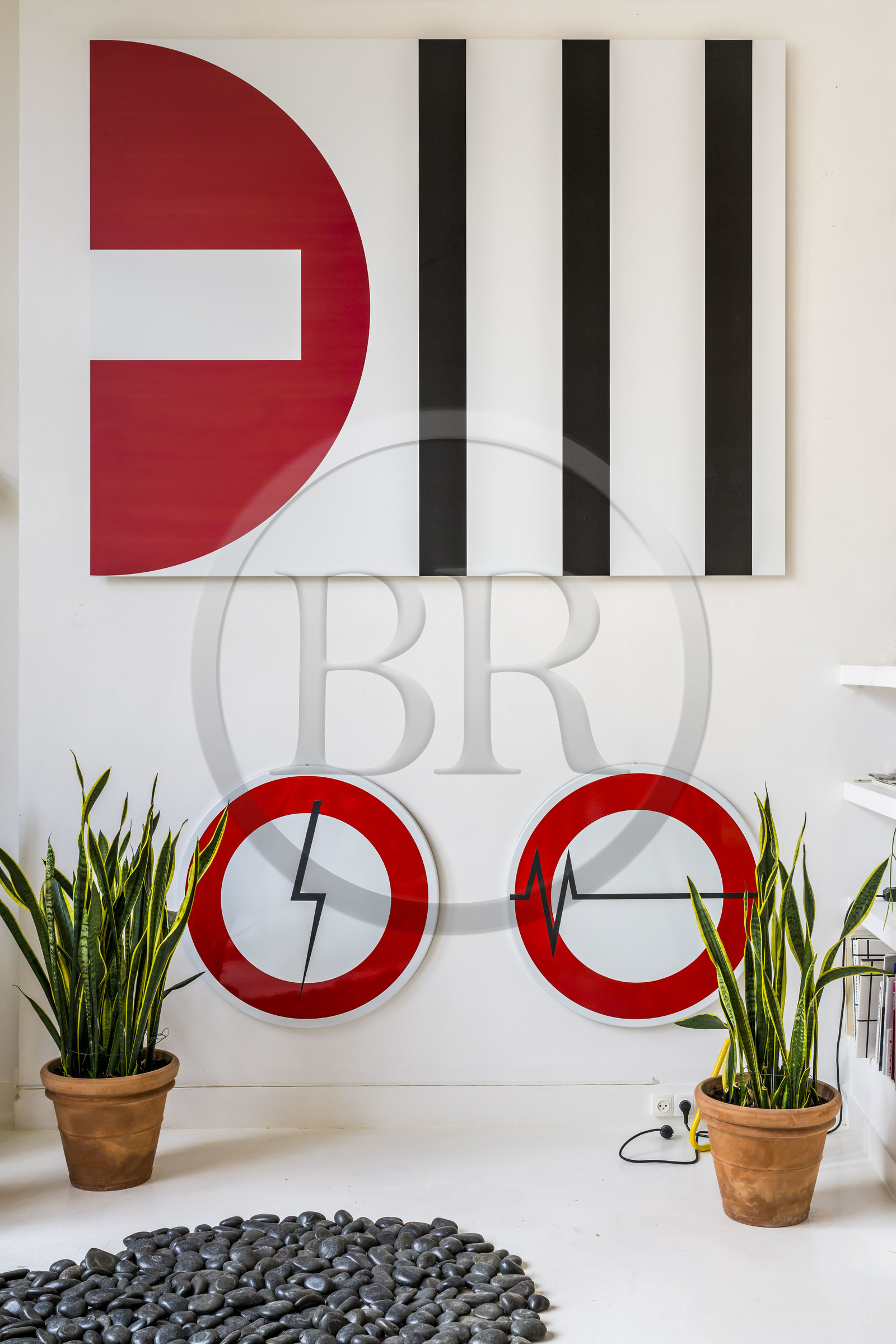 France, Paris (75), l'artiste plasticien Jean-Pierre Raynaud dans son appartement atelier