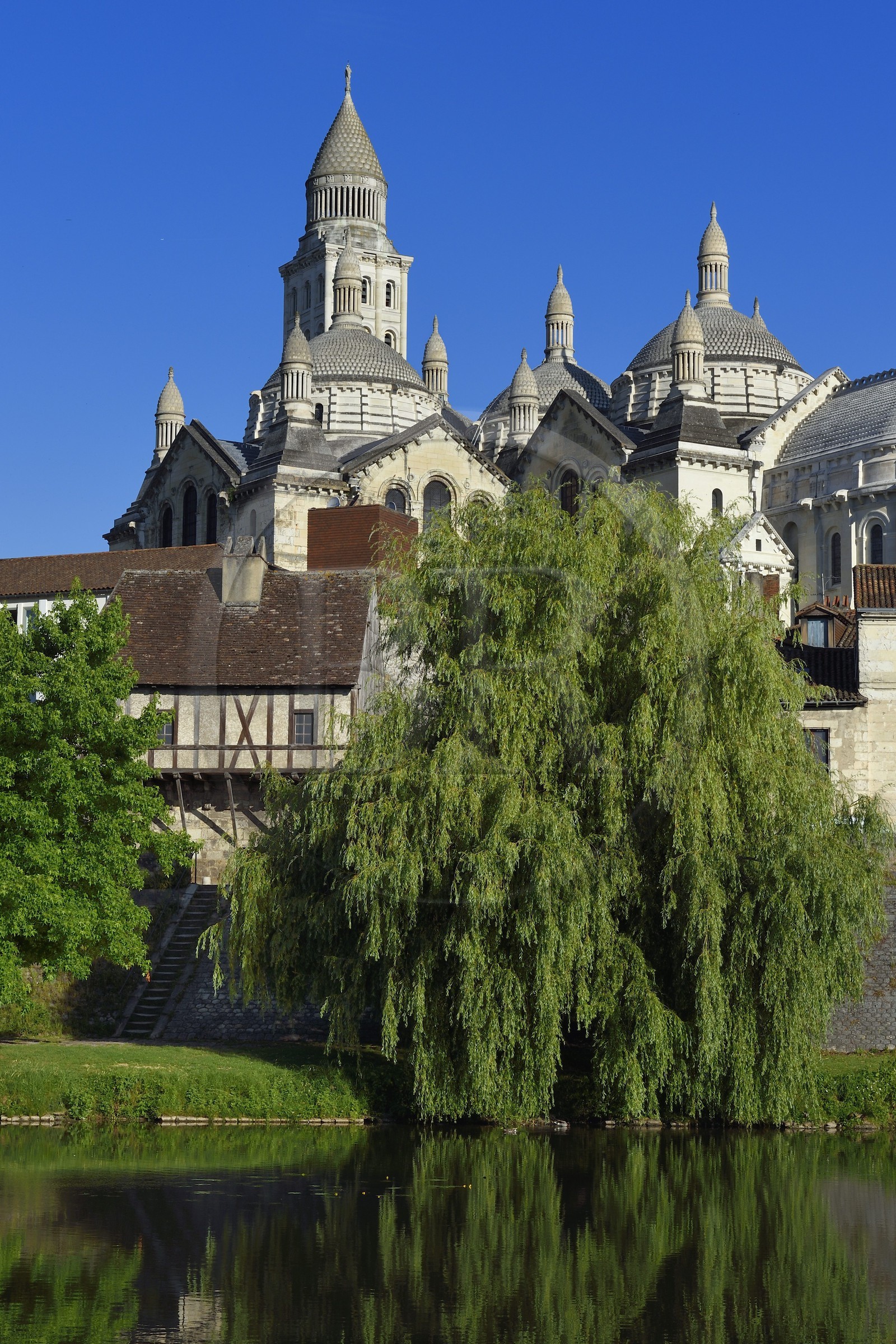 France, Dordogne (24), Périgord Blanc, Périgueux, la Cathédrale Saint-Front, étape sur le chemin de Saint-Jacques-de-Compostelle site classé Patrimoine Mondial de l'UNESCO, et le Vieux Moulin, maison à colombage nommée eschif de Creyssac en bordure de la rivière l'Isle