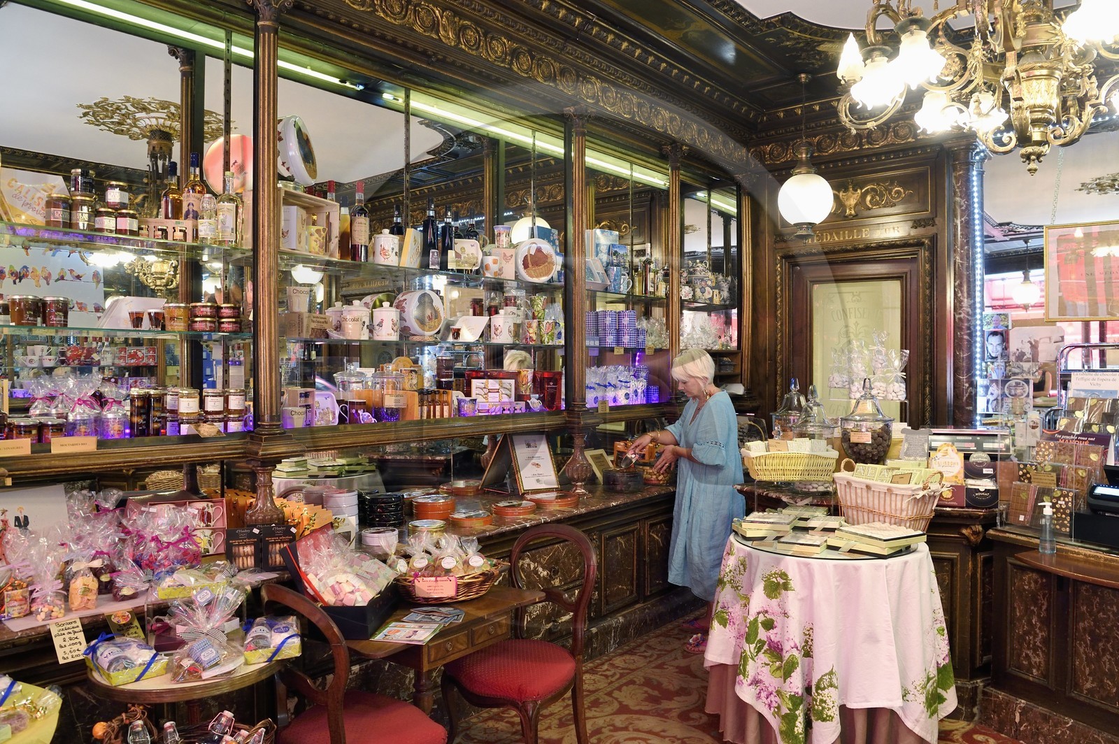 France, Allier (03), Vichy, Valérie Diot artisan chocolatier confiseur dans sa boutique Aux Marocains de style Napoléon III