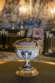 France, Seine-et-Marne (77), Fontainebleau, chateau de Fontainebleau, classé Patrimoine Mondial par l'UNESCO, Salon des Tapisseries, coupe émaillée par Gobert provenant de la manufacture de Sèvres et datée du Second Empire