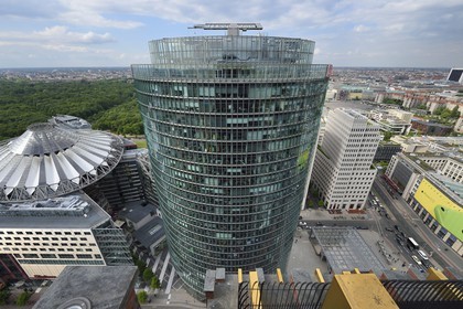 Allemagne, Berlin, Potsdamer Platz, l'immeuble Deutsche Bahn AG et Sony Centre à gauche